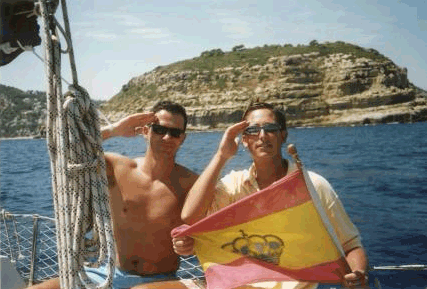 Los Vividores surcan las aguas del estrecho...